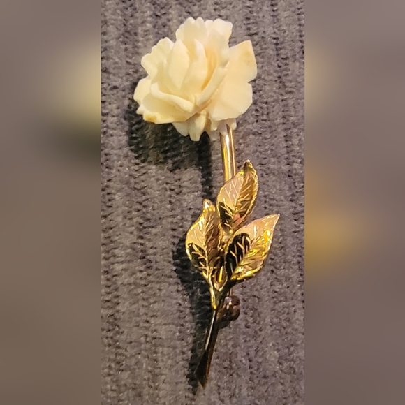 Vintage signed WINARD 12K GF carved white rose brooch pin and red unsigned - Picture 3 of 7